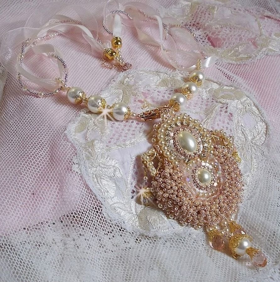 Poudre de Riz halsketting geborduurd met Swarovski kristallen, vergulde accessoires, parelkralen en rocailles