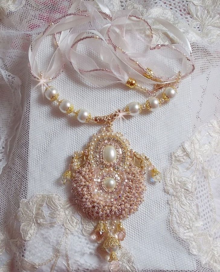 Poudre de Riz halsketting geborduurd met Swarovski kristallen, vergulde accessoires, parelkralen en rocailles