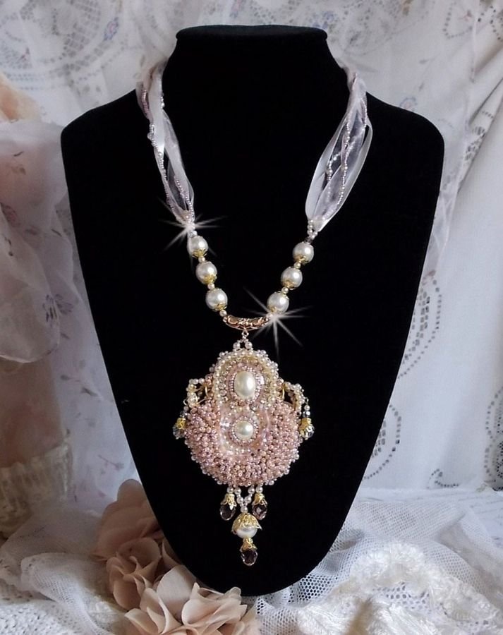 Poudre de Riz halsketting geborduurd met Swarovski kristallen, vergulde accessoires, parelkralen en rocailles