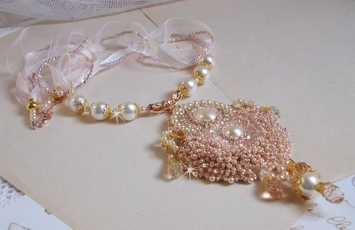 Poudre de Riz halsketting geborduurd met Swarovski kristallen, vergulde accessoires, parelkralen en rocailles
