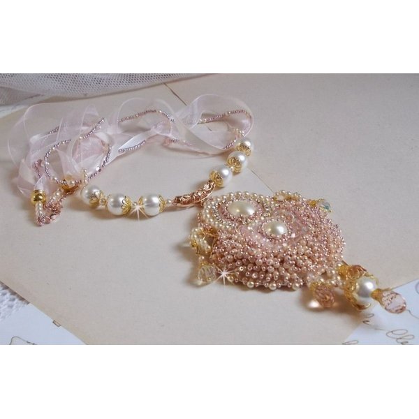 Poudre de Riz halsketting geborduurd met Swarovski kristallen, vergulde accessoires, parelkralen en rocailles
