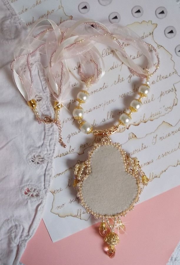 Poudre de Riz halsketting geborduurd met Swarovski kristallen, vergulde accessoires, parelkralen en rocailles