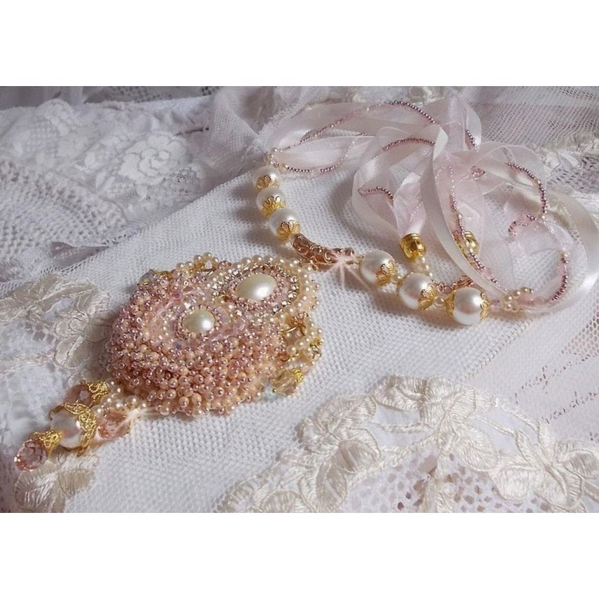Poudre de Riz halsketting geborduurd met Swarovski kristallen, vergulde accessoires, parelkralen en rocailles