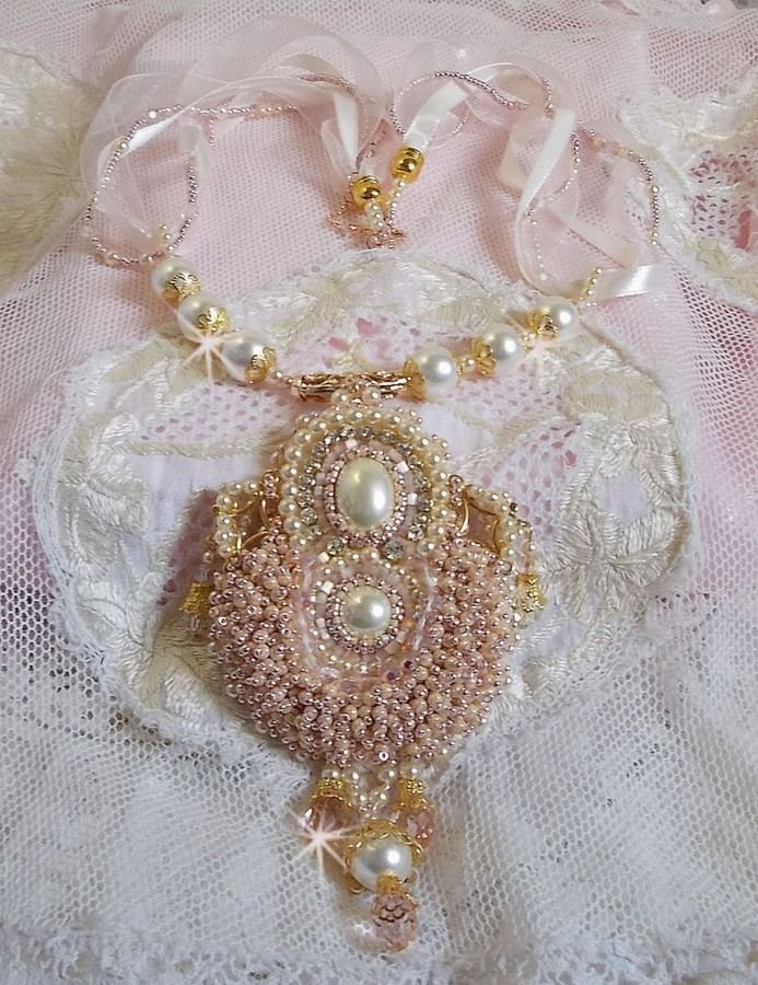 Poudre de Riz halsketting geborduurd met Swarovski kristallen, vergulde accessoires, parelkralen en rocailles