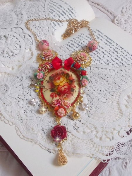 Collier Roseraie Proven&ccedil;ale cr&eacute;e avec des perles en verre, c&eacute;ramique, r&eacute;sine, des accessoires en plaqu&eacute; Or et autres avec un n&oelig;ud en satin Rouge