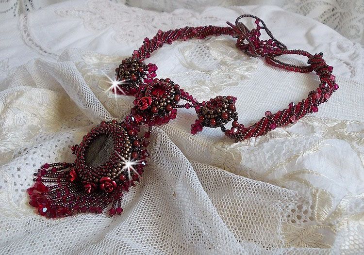 Rubby One ketting geborduurd met Swarovski kristallen en een keramische cabochon