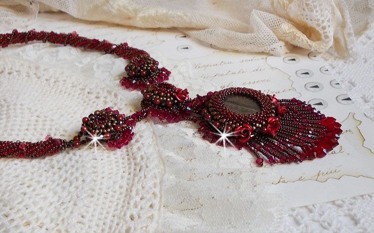 Rubby One ketting geborduurd met Swarovski kristallen en een keramische cabochon