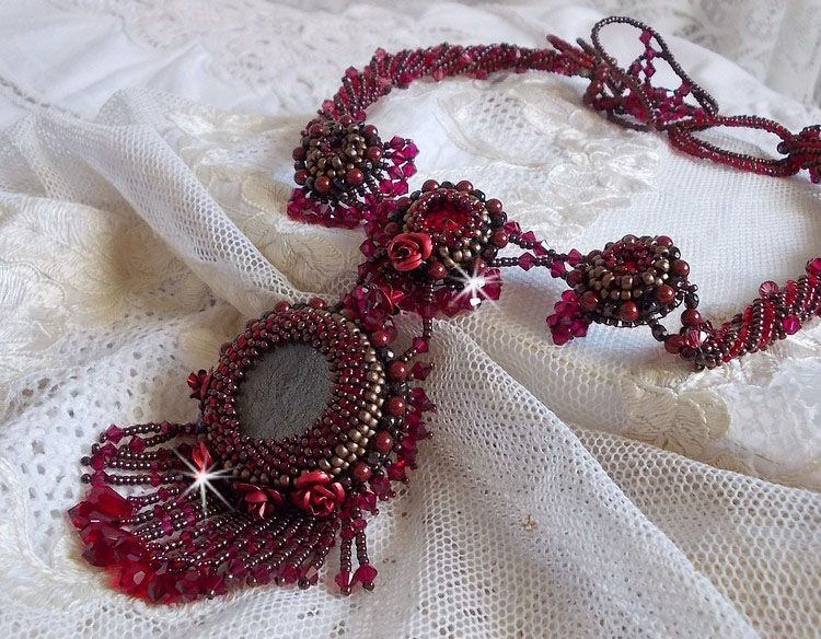 Rubby One ketting geborduurd met Swarovski kristallen en een keramische cabochon