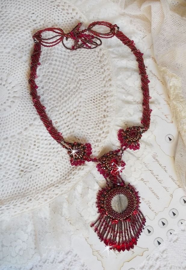 Rubby One ketting geborduurd met Swarovski kristallen en een keramische cabochon