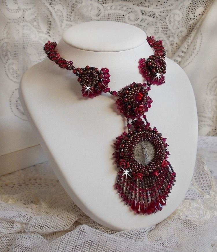 Rubby One ketting geborduurd met Swarovski kristallen en een keramische cabochon