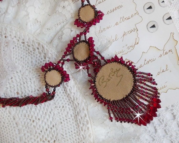 Rubby One ketting geborduurd met Swarovski kristallen en een keramische cabochon