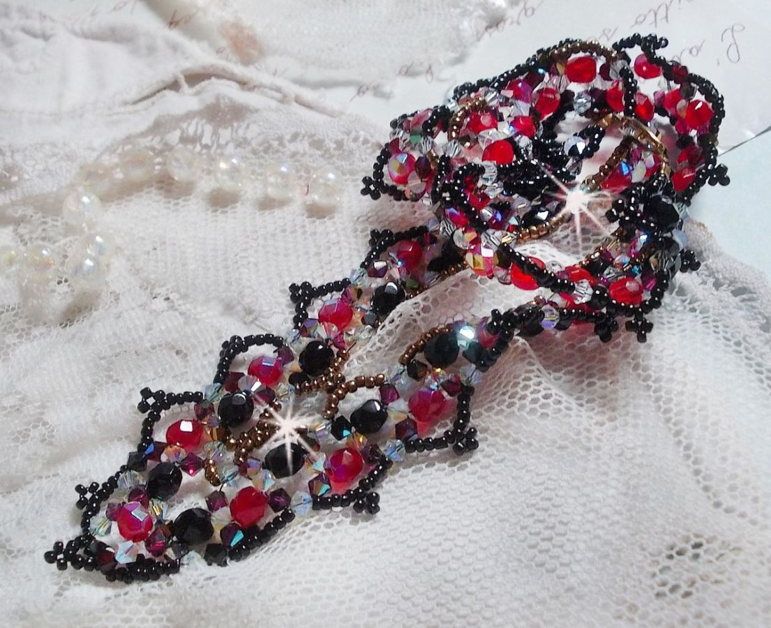 Robijn en zwart collier met Swarovski kristalfacetten en spinners