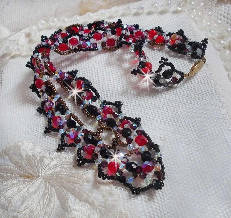 Robijn en zwart collier met Swarovski kristalfacetten en spinners