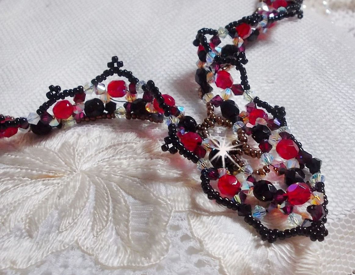 Robijn en zwart collier met Swarovski kristalfacetten en spinners