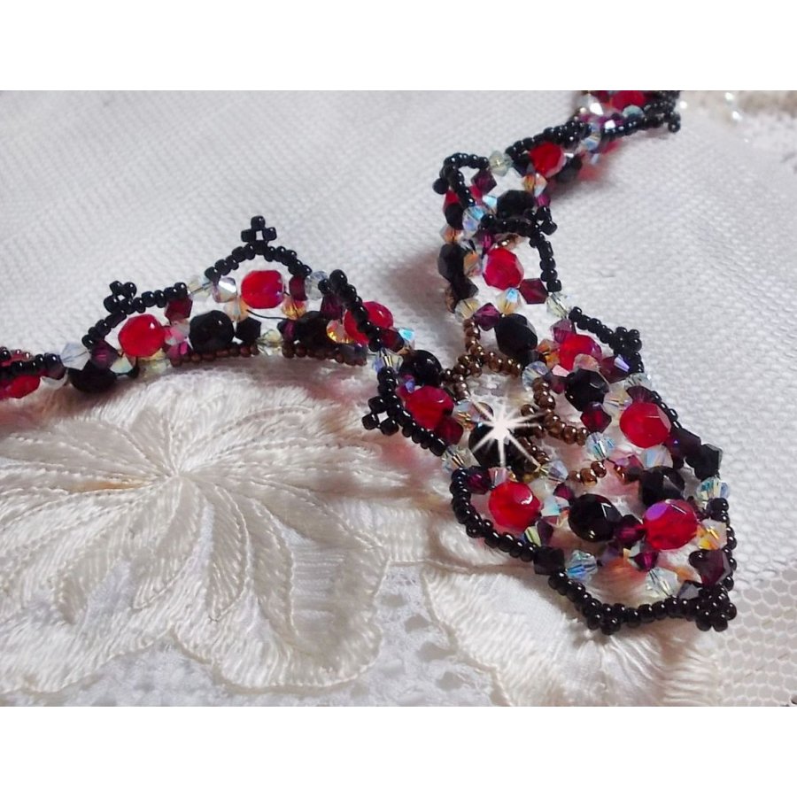 Robijn en zwart collier met Swarovski kristalfacetten en spinners