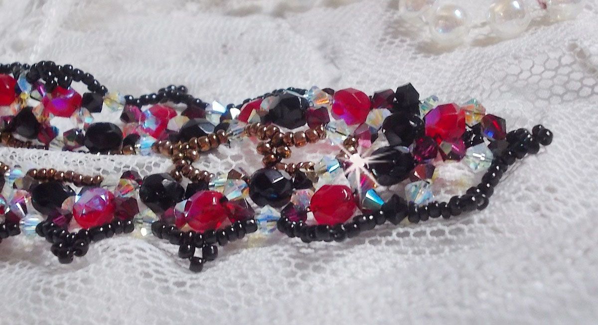 Robijn en zwart collier met Swarovski kristalfacetten en spinners