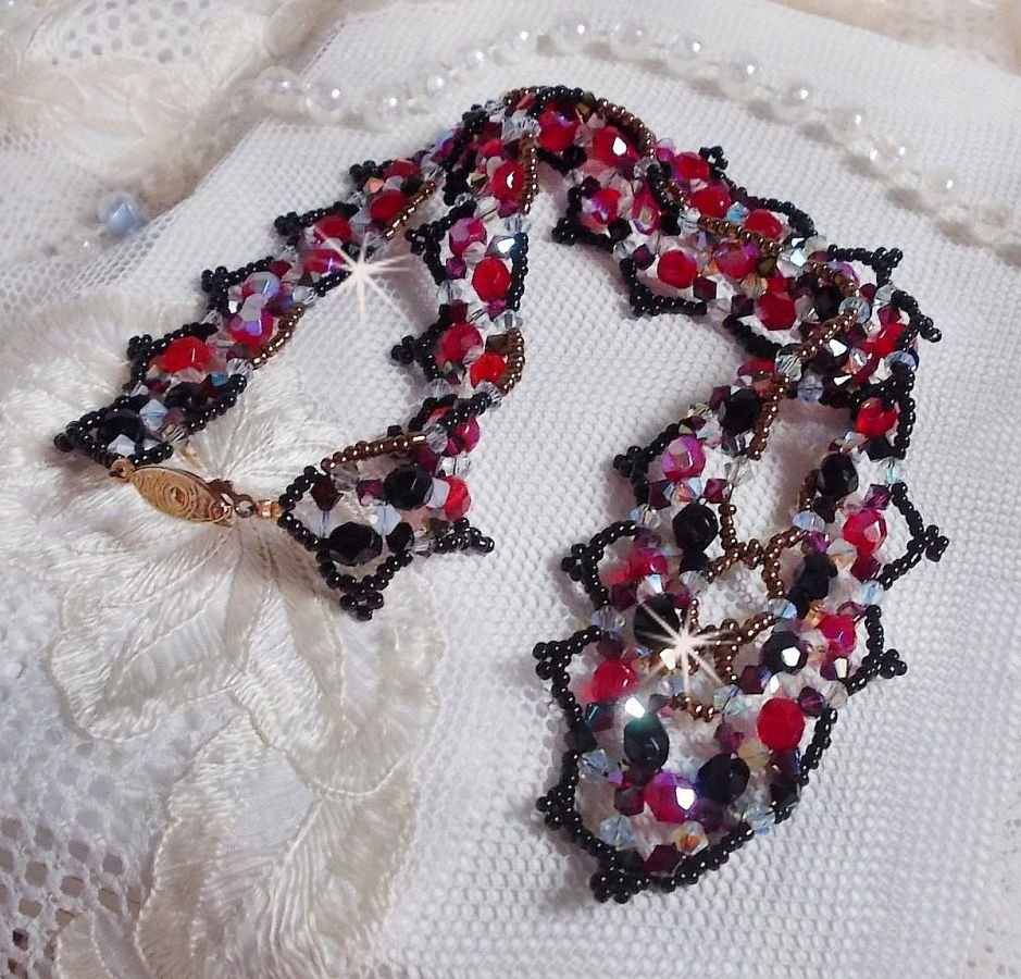 Robijn en zwart collier met Swarovski kristalfacetten en spinners