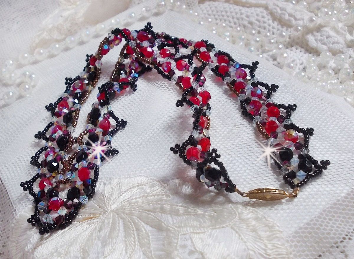 Robijn en zwart collier met Swarovski kristalfacetten en spinners