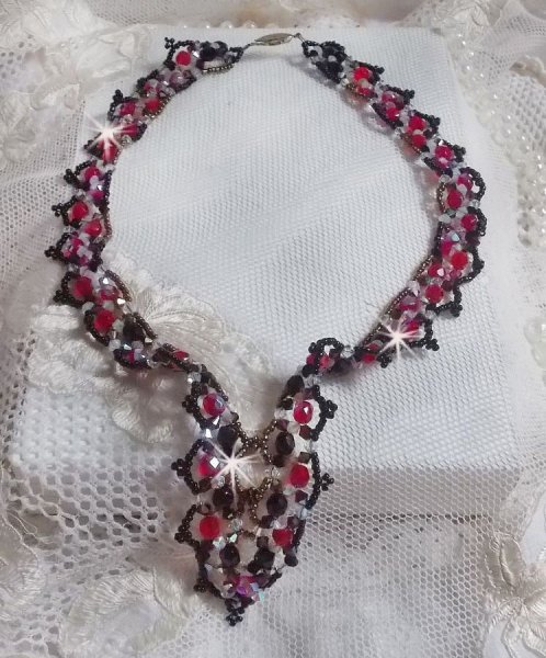 Robijn en zwart collier met Swarovski kristalfacetten en spinners