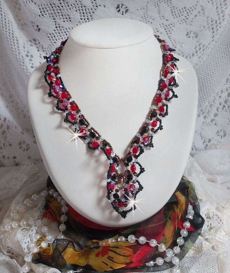 Robijn en zwart collier met Swarovski kristalfacetten en spinners