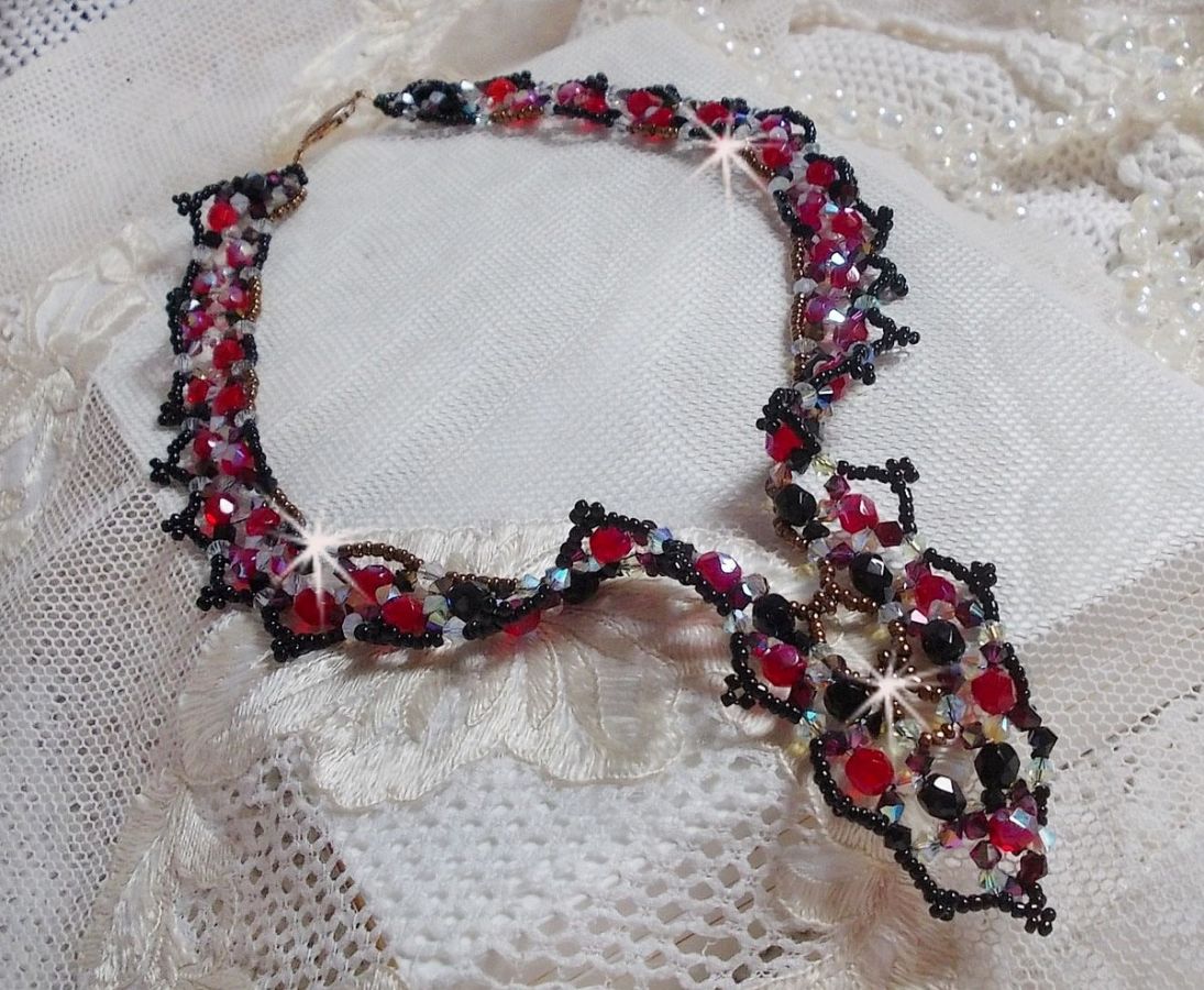 Robijn en zwart collier met Swarovski kristalfacetten en spinners