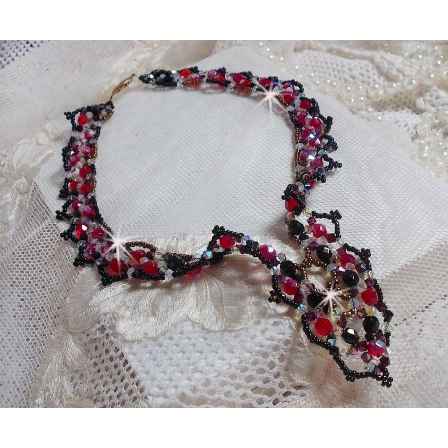 Robijn en zwart collier met Swarovski kristalfacetten en spinners