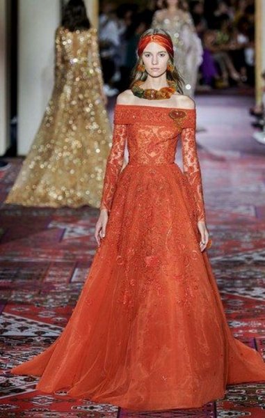 Rumba Haute-Couture halsketting geborduurd met zijden shibori, soutache en Swaroski kristallen.