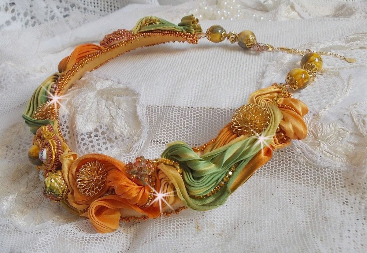 Rumba Haute-Couture halsketting geborduurd met zijden shibori, soutache en Swaroski kristallen.
