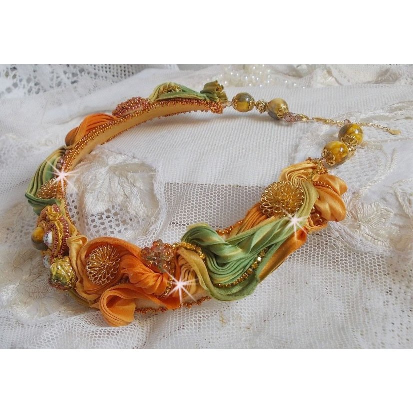 Rumba Haute-Couture halsketting geborduurd met zijden shibori, soutache en Swaroski kristallen.