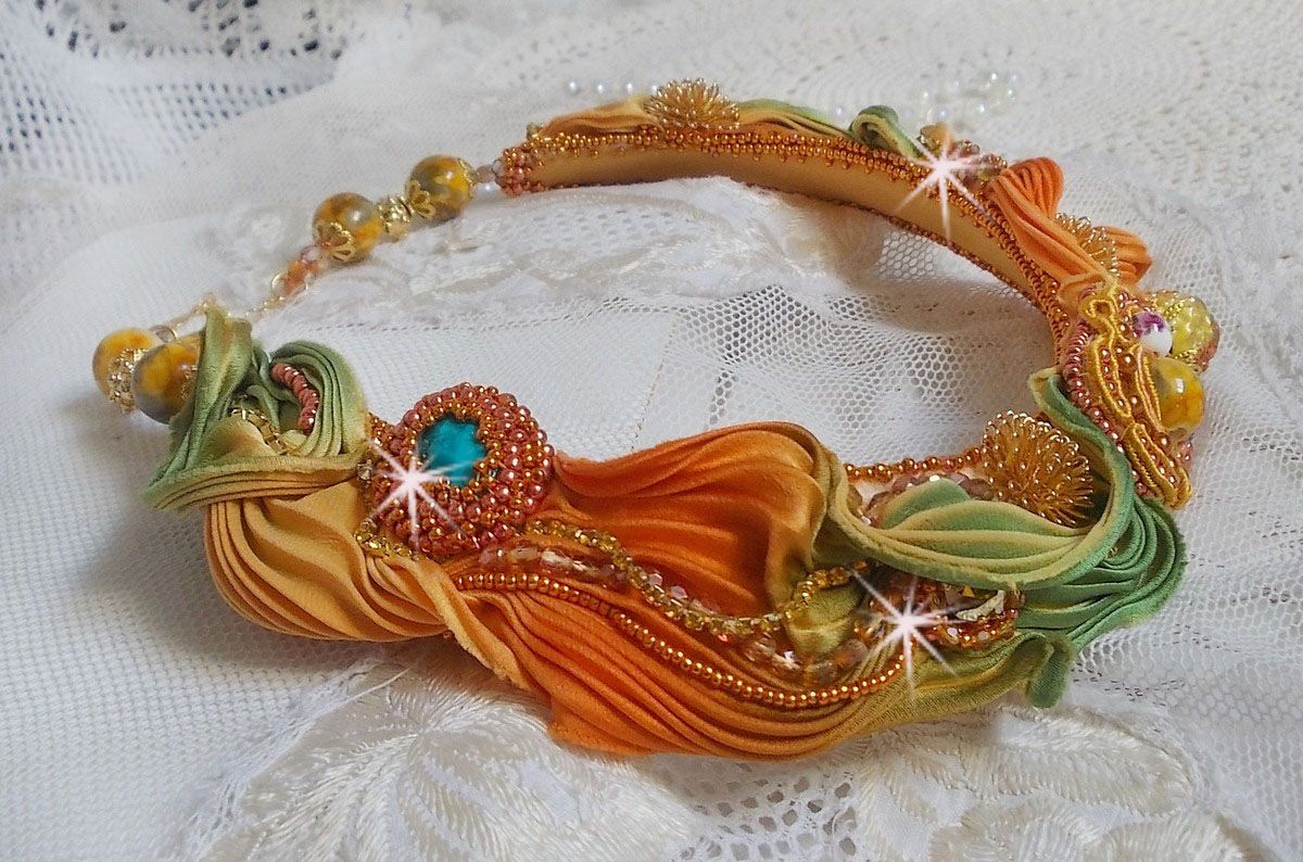 Rumba Haute-Couture halsketting geborduurd met zijden shibori, soutache en Swaroski kristallen.