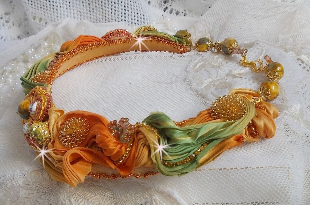 Rumba Haute-Couture halsketting geborduurd met zijden shibori, soutache en Swaroski kristallen.