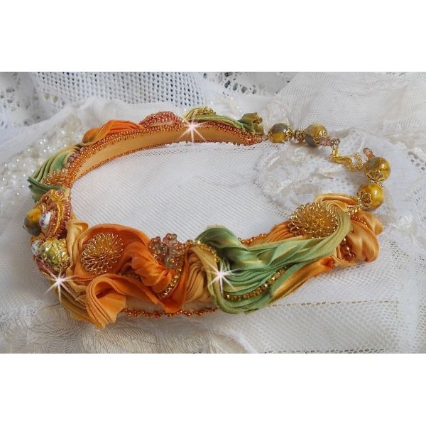 Rumba Haute-Couture halsketting geborduurd met zijden shibori, soutache en Swaroski kristallen.
