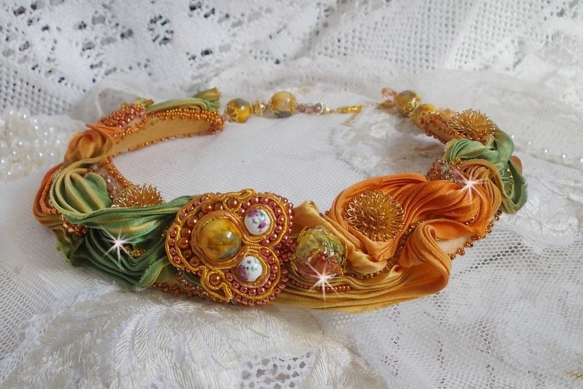 Rumba Haute-Couture halsketting geborduurd met zijden shibori, soutache en Swaroski kristallen.