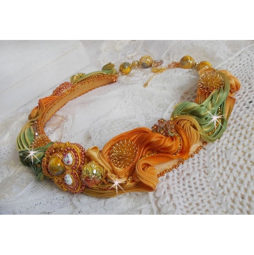 Rumba Haute-Couture halsketting geborduurd met zijden shibori, soutache en Swaroski kristallen.