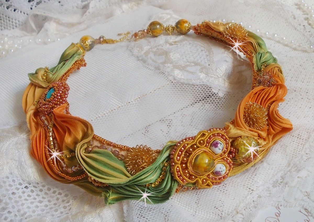 Rumba Haute-Couture halsketting geborduurd met zijden shibori, soutache en Swaroski kristallen.