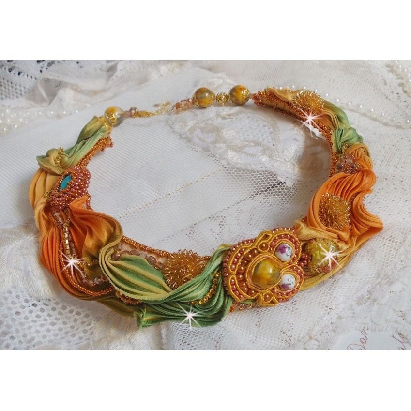 Rumba Haute-Couture halsketting geborduurd met zijden shibori, soutache en Swaroski kristallen.