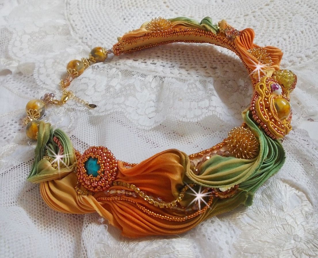 Rumba Haute-Couture halsketting geborduurd met zijden shibori, soutache en Swaroski kristallen.