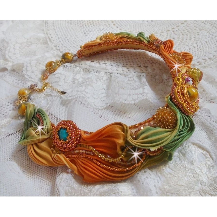 Rumba Haute-Couture halsketting geborduurd met zijden shibori, soutache en Swaroski kristallen.