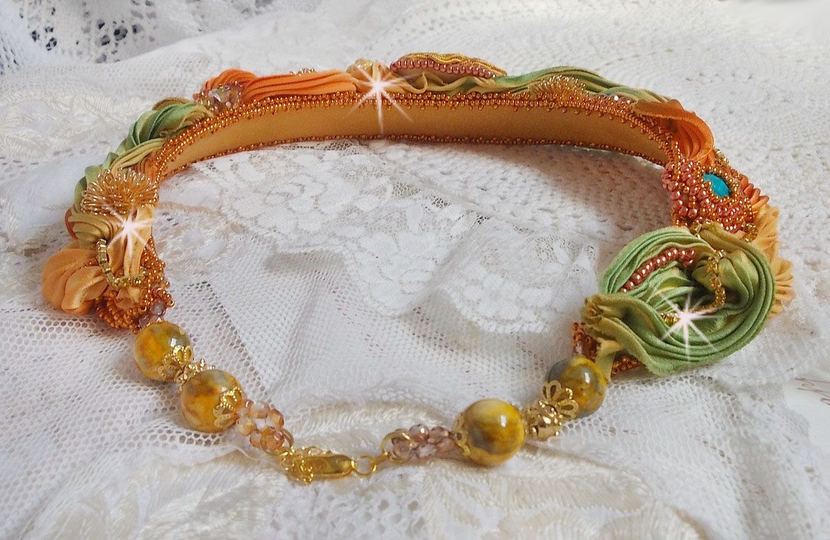 Rumba Haute-Couture halsketting geborduurd met zijden shibori, soutache en Swaroski kristallen.