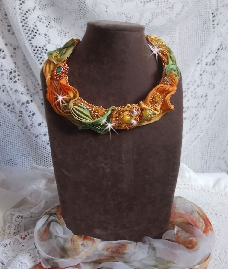 Rumba Haute-Couture halsketting geborduurd met zijden shibori, soutache en Swaroski kristallen.