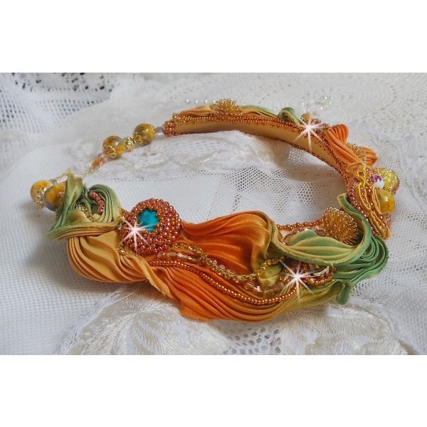 Rumba Haute-Couture halsketting geborduurd met zijden shibori, soutache en Swaroski kristallen.