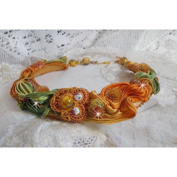 Rumba Haute-Couture halsketting geborduurd met zijden shibori, soutache en Swaroski kristallen.