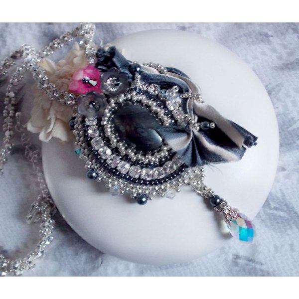 Collier R&ecirc;ves d'un Soir cr&eacute;e avec un ruban de Soie Gris et Blanc; des fleurs Lucite, des cristaux et des Rocailles 