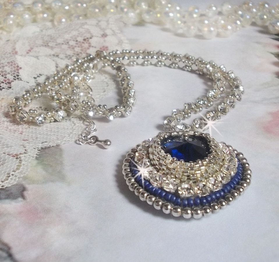 Blauwe Saffier ketting met Swarovski kristallen hart, Miyuki zilveren rocailles, bezels, 925/1000 zilveren slotje en verlengketting.