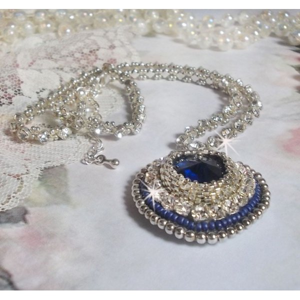 Blauwe Saffier ketting met Swarovski kristallen hart, Miyuki zilveren rocailles, bezels, 925/1000 zilveren slotje en verlengketting.