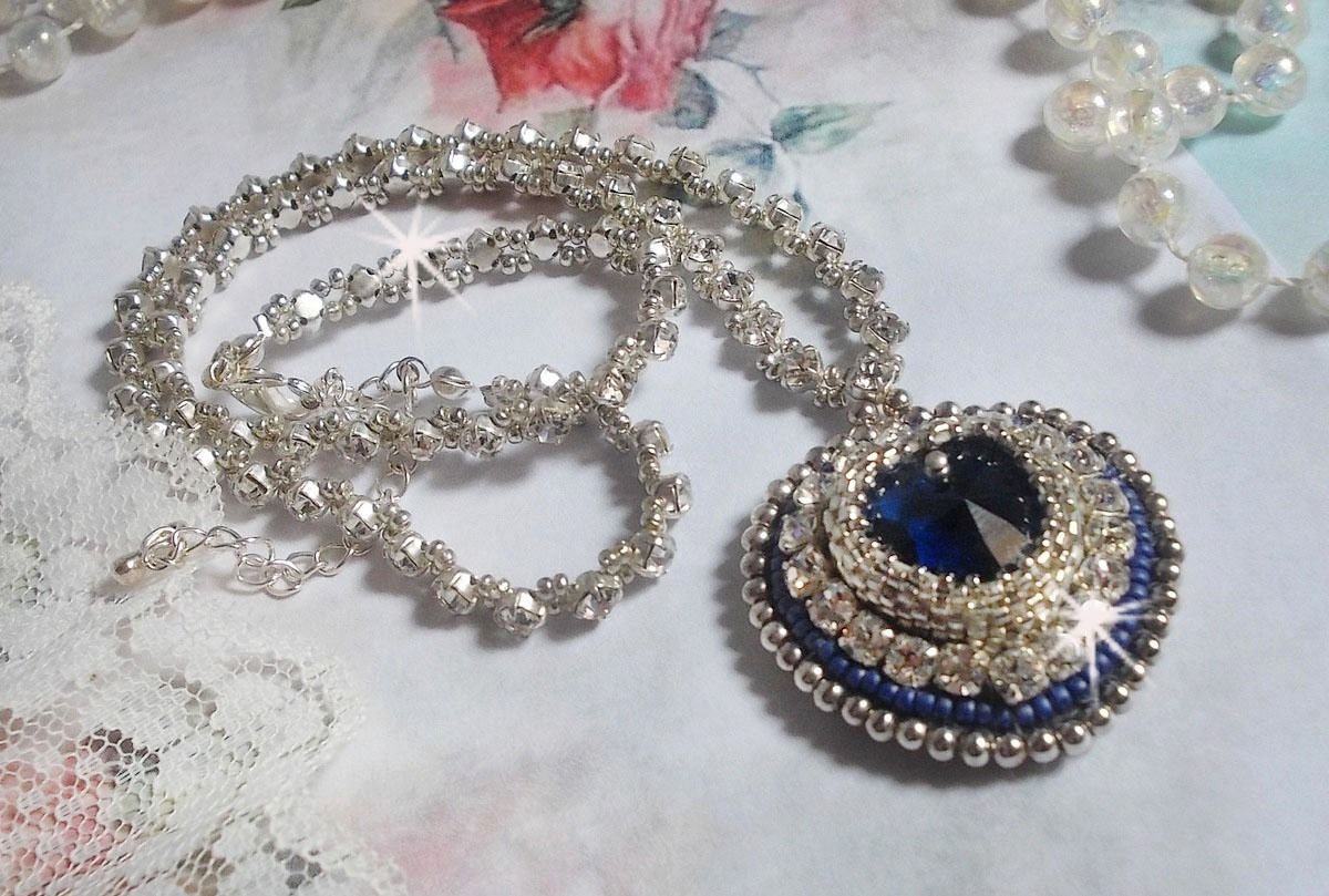 Blauwe Saffier ketting met Swarovski kristallen hart, Miyuki zilveren rocailles, bezels, 925/1000 zilveren slotje en verlengketting.