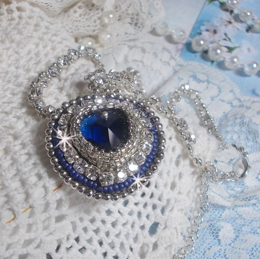 Blauwe Saffier ketting met Swarovski kristallen hart, Miyuki zilveren rocailles, bezels, 925/1000 zilveren slotje en verlengketting.