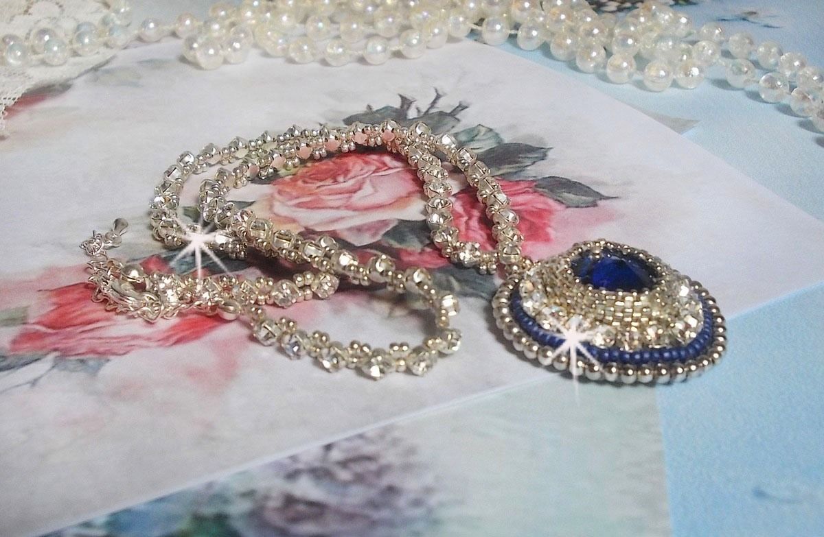 Blauwe Saffier ketting met Swarovski kristallen hart, Miyuki zilveren rocailles, bezels, 925/1000 zilveren slotje en verlengketting.