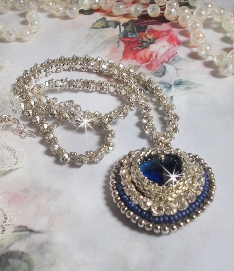 Blauwe Saffier ketting met Swarovski kristallen hart, Miyuki zilveren rocailles, bezels, 925/1000 zilveren slotje en verlengketting.