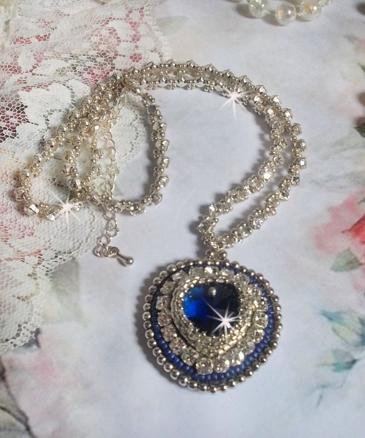 Blauwe Saffier ketting met Swarovski kristallen hart, Miyuki zilveren rocailles, bezels, 925/1000 zilveren slotje en verlengketting.